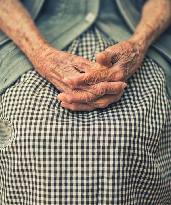 Έρευνα: Αυξημένος κίνδυνος Αλτσχάιμερ για ηλικιωμένους που νόσησαν με κορωνοϊό