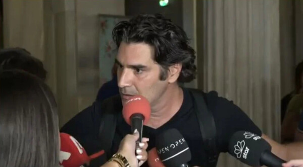 Σοκαρισμένος ο Χριστόφορος Παπακαλιάτης όταν μαθαίνει για τον θάνατο του Καζάκου
