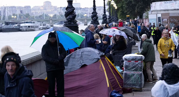 Με σκηνές και καρεκλάκια: Ουρές χιλιομέτρων για το τελευταίο «αντίο» στη βασίλισσα Ελισάβετ