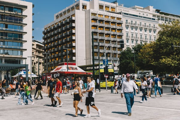 Κωνσταντίνος Σερράος: «Η νέα παρέμβαση αποκαθιστά τη συνέχεια της πλατείας Συντάγματος»