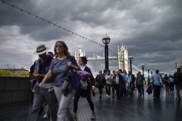 The Queue to end all queues: Brits do what they do best as they pay respects to Queen