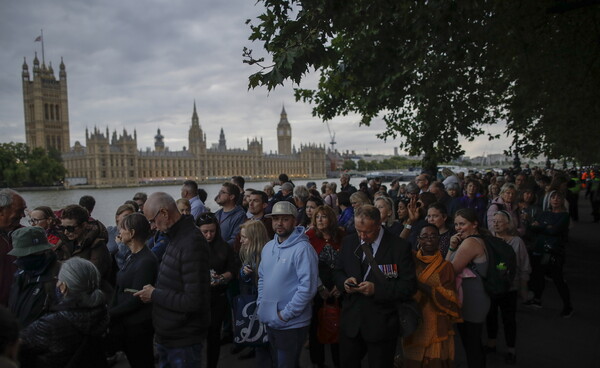 The Queue to end all queues: Brits do what they do best as they pay respects to Queen