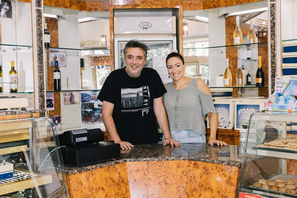 Το Ρόδον είναι ένα συνοικιακό ζαχαροπλαστείο