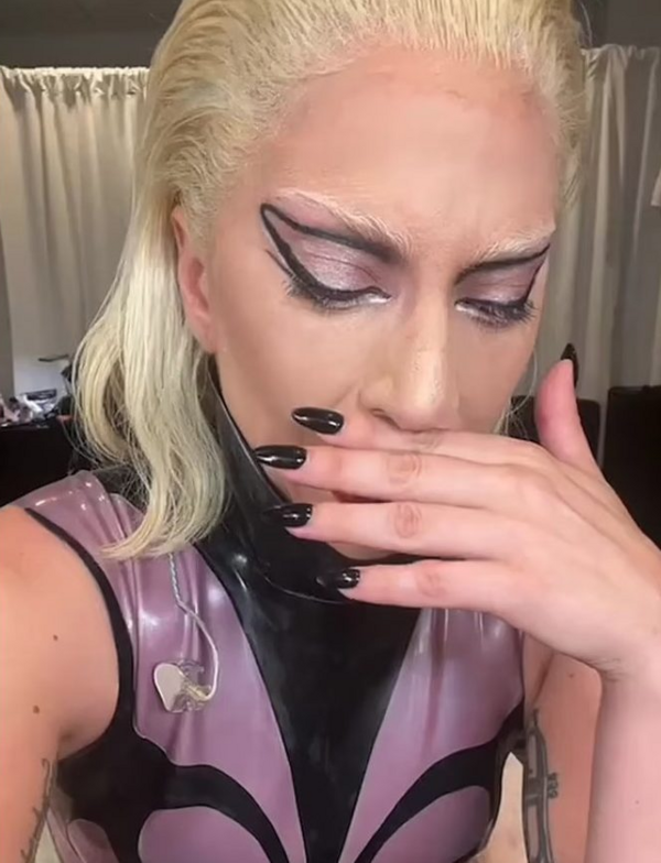 Η Lady Gaga κλαίει