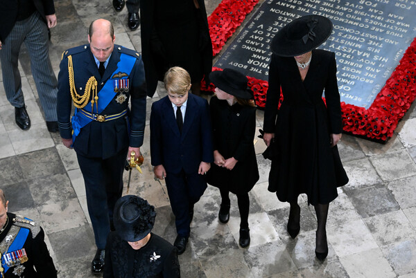 Βασίλισσα Ελισάβετ: Ο λόγος που ο πρίγκιπας Λιούις δεν συνόδευσε τα αδέρφια του στην κηδεία 