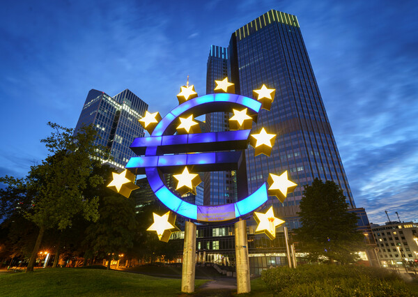 Bloomberg: Στο 80% οι πιθανότητες ύφεσης στην Ευρωζώνη το επόμενο 12μηνο