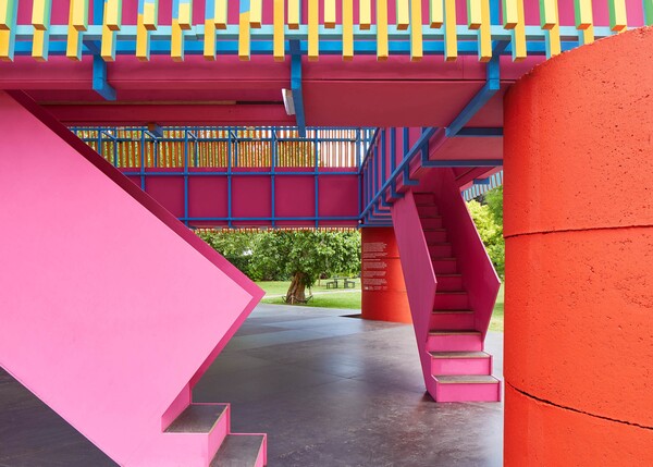 Τα τρελά πολύχρωμα σχέδια του Γίνκα Ιλόρι γιορτάζονται στο Μουσείο Design
