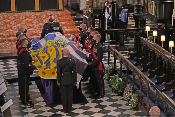 Κηδεία βασίλισσας Ελισάβετ: Η σορός της βυθίστηκε στην βασιλική κρύπτη
