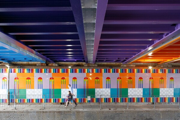 Τα τρελά πολύχρωμα σχέδια του Γίνκα Ιλόρι γιορτάζονται στο Μουσείο Design