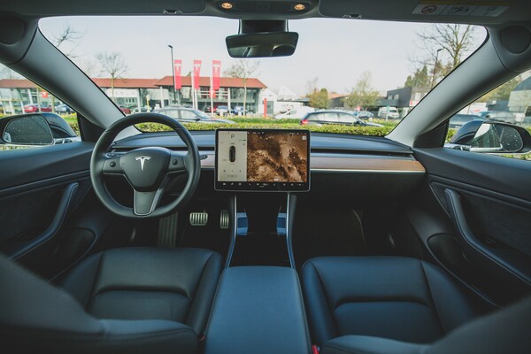 Ιδιοκτήτης Tesla κλειδώθηκε έξω από το όχημα και χρειάζονται 26.000 δολάρια για να ξαναμπεί