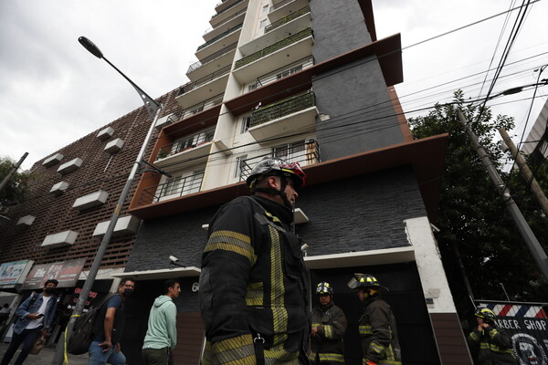 Σεισμός 7,7 Ρίχτερ στο Μεξικό: Πανικός μετά το «χτύπημα» του Εγκελάδου - Αναμένεται τσουνάμι «μικρής έντασης»
