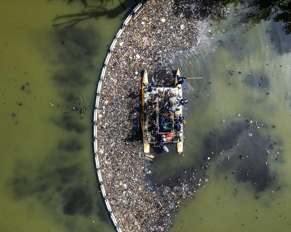 Trashboom: Το πλωτό φράγμα που εμποδίζει τόνους πλαστικού να καταλήξουν στον ωκεανό