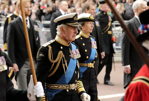 Βασίλισσα Ελισάβετ: Όσα έγιναν στην ιδιωτική ταφή- «Φυσικά και υπήρξαν δάκρυα»