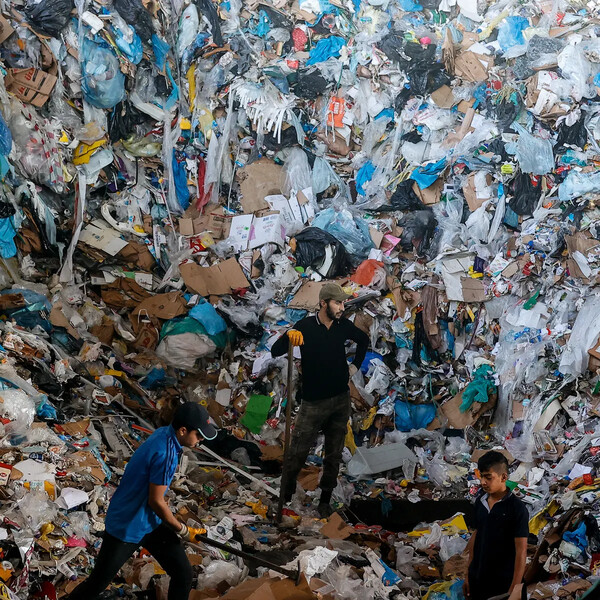 Παιδιά 9 ετών αρρωσταίνουν από την εργασία τους σε εγκαταστάσεις ανακύκλωσης πλαστικού στην Τουρκία