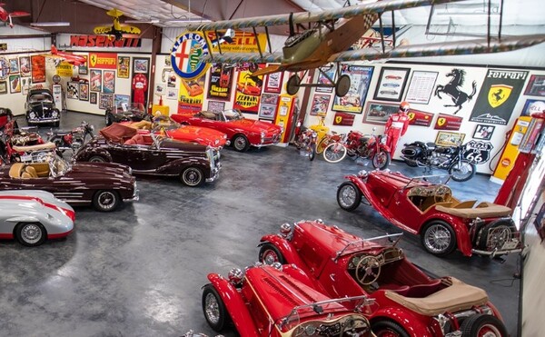 Στο «σφυρί» πάνω από 120 θρυλικά vintage αυτοκίνητα - Corvette, Ferrari και Jaguar ανάμεσά τους
