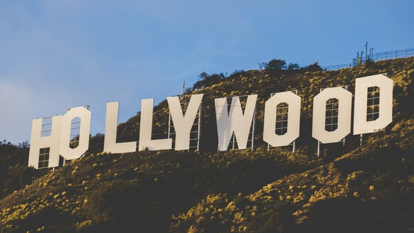 The Hollywood Sign: Το σήμα κατατεθέν του Λος Άντζελες γίνεται 100 ετών κι ανανεώνεται
