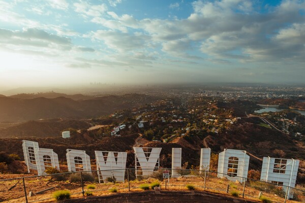 The Hollywood Sign: Το σήμα κατατεθέν του Λος Άντζελες γίνεται 100 ετών κι ανανεώνεται