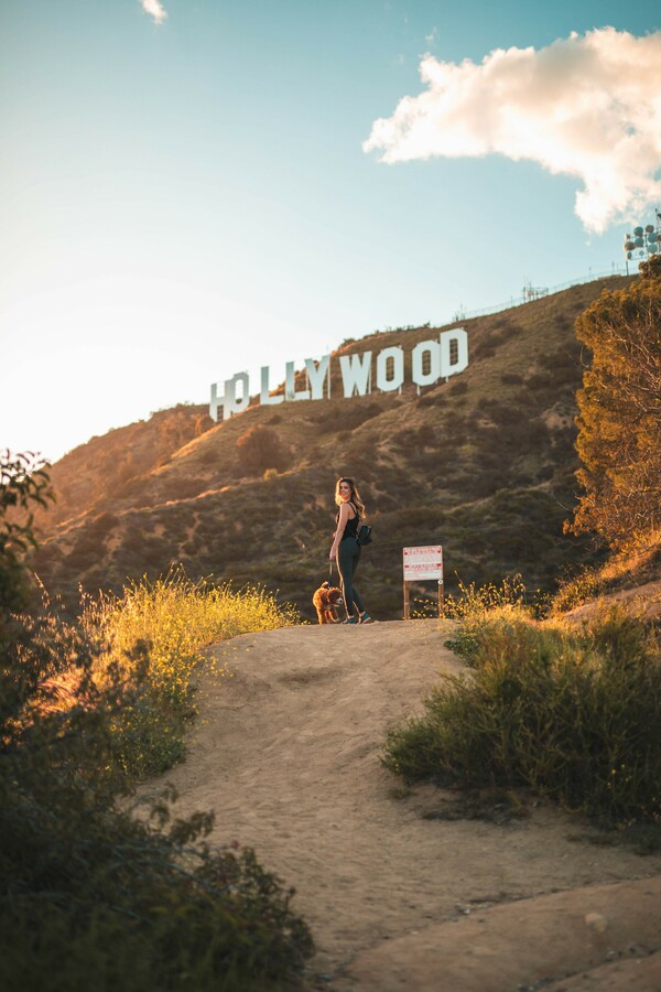 The Hollywood Sign: Το σήμα κατατεθέν του Λος Άντζελες γίνεται 100 ετών κι ανανεώνεται