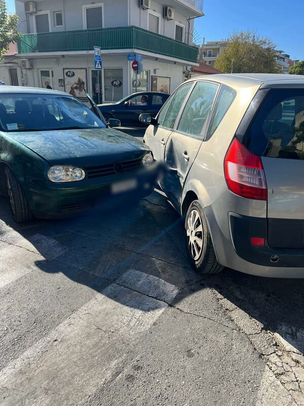 Τρελή πορεία ΙΧ στην Καλαμάτα -Τραυμάτισε δύο μαθητές και οδηγό μηχανής