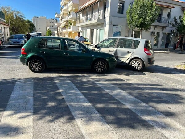 Τρελή πορεία ΙΧ στην Καλαμάτα -Τραυμάτισε δύο μαθητές και οδηγό μηχανής