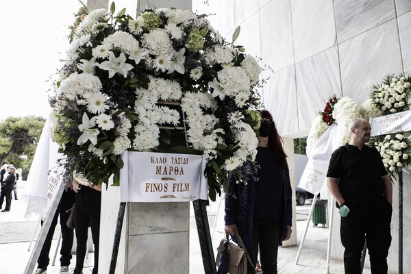 Μάρθα Καραγιάννη: Συγκίνηση και χειροκρότημα στην κηδεία- Το συγκινητικό μήνυμα της Ζωζώς Σαπουντζάκη