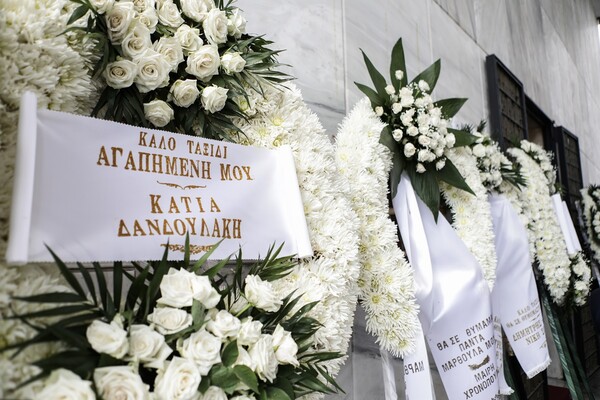Μάρθα Καραγιάννη: Συγκίνηση και χειροκρότημα στην κηδεία- Το συγκινητικό μήνυμα της Ζωζώς Σαπουντζάκη
