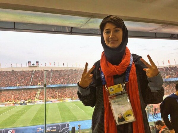 Ιράν: Συνελήφθη δημοσιογράφος που συνέβαλε στην αποκάλυψη του θανάτου της Μαχσά Αμινί