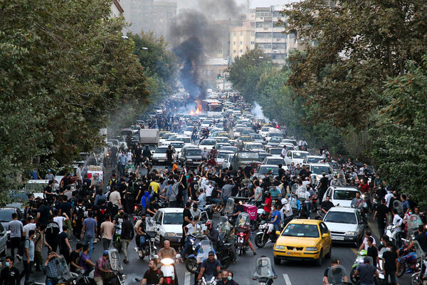 Ιράν: Ο στρατός απειλεί να καταστείλει τις μαζικές διαδηλώσεις για την Μαχσά Αμινί