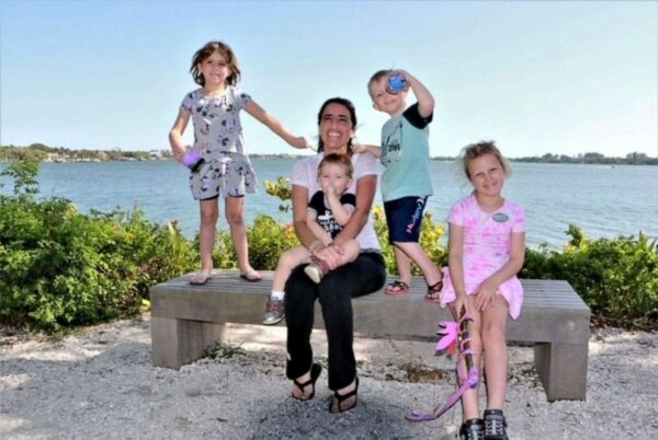 Πρώην δασκάλα έγινε single μητέρα: Yιοθέτησε 4 αδέλφια για να μην χωριστούν- «Ήταν γραφτό»