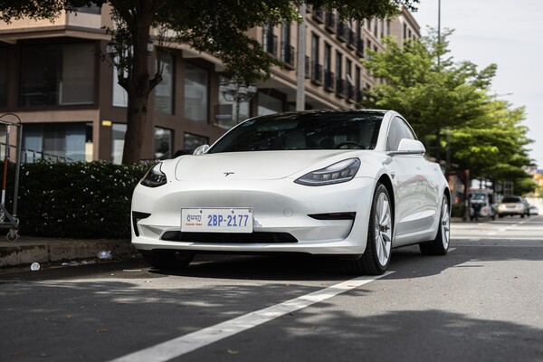 Η Tesla ανακαλεί 1,1 εκατομμύρια οχήματα με πρόβλημα στα ηλεκτρικά παράθυρα