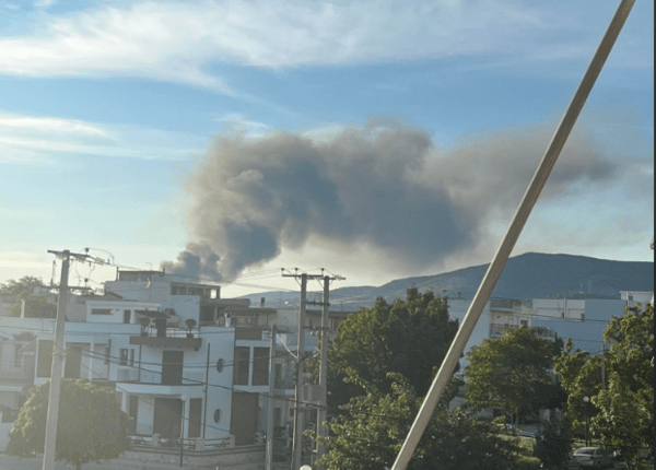 Βόλος: Μεγάλη φωτιά σε παλιό εργοστάσιο στη ΒΙΠΕ - Οριοθετήθηκε η πυρκαγιά στη Ναύπακτο