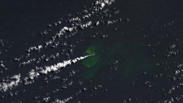 Ένα μικροσκοπικό νησί εμφανίστηκε στη μέση του Ειρηνικού μετά από έκρηξη υποθαλάσσιου ηφαιστείου
