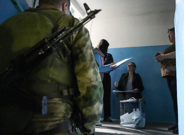 Ουκρανία: Πόρτα-πόρτα οπλισμένοι στρατιώτες ζητούν από πολίτες να ψηφίσουν στο δημοψήφισμα