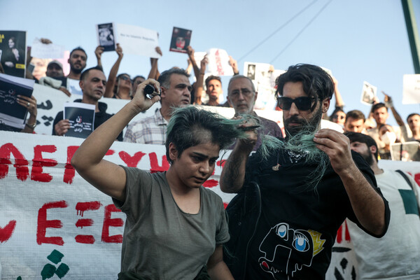 Συγκέντρωση για την Μαχσά Αμινί στο Σύνταγμα- Γυναίκες έκοψαν τα μαλλιά τους