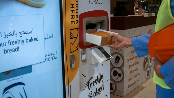 Ντουμπάι: Δωρεάν ψωμί για όσους έχουν ανάγκη μοιράζουν αυτόματοι πωλητές