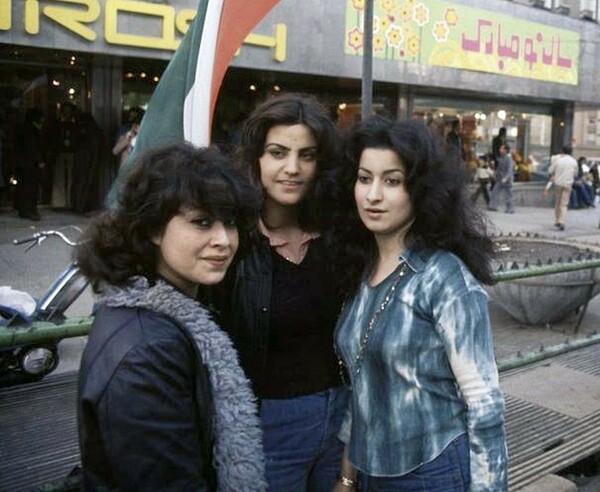 Eλεύθερες και δυναμικές γυναίκες στο Ιράν τη δεκαετία του '70