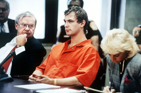 Οικογένεια θύματος του κατά συρροή δολοφόνου Jeffrey Dahmer κατηγορεί το Netflix για την νέα σειρά