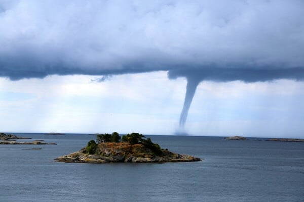 Meteo: Προειδοποίηση για ανεμοστρόβιλους σε παράκτιες περιοχές την Τρίτη