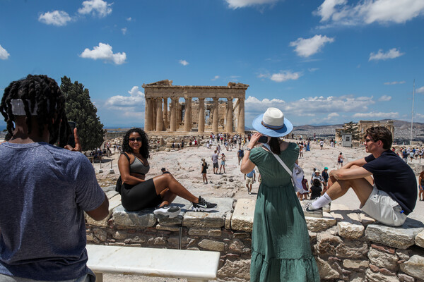 Τουρίστες στην Ακρόπολη