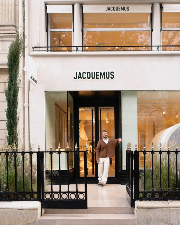 Μέσα στη νέα, παριζιάνικη μπουτίκ του Jacquemus -Κατάλευκη με αισθητική και μηχανή ποπ κορν