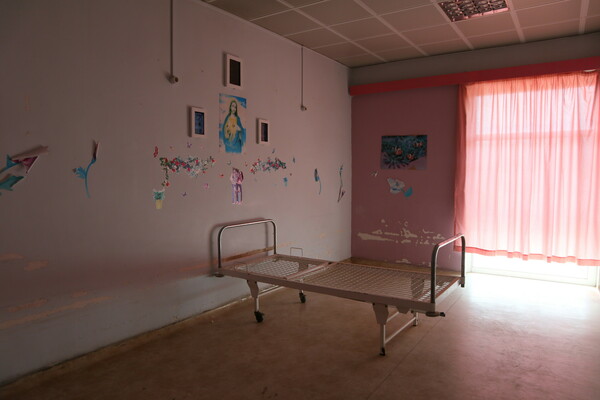 Inner Sanctum: Ο Κώστας Πράπογλου για την έκθεση στο εγκαταλελειμμένο ψυχιατρικό νοσοκομείο στο Δαφνί