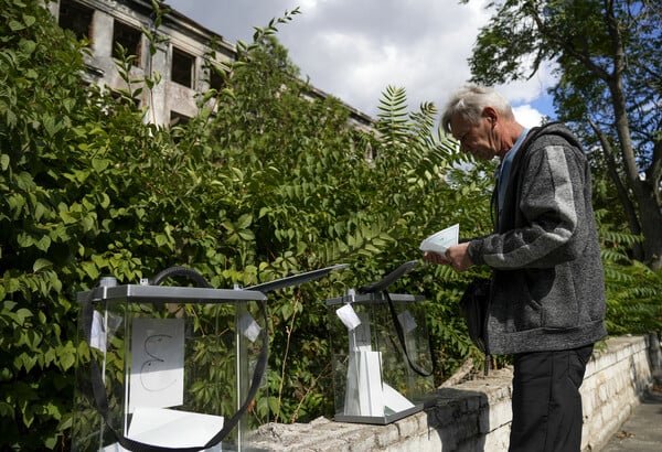 Συντριπτικά υπέρ της ένταξης στη Ρωσία τα πρώτα αποτελέσματα στα αμφιλεγόμενα «δημοψηφίσματα» - Με ποσοστά άνω του 96%