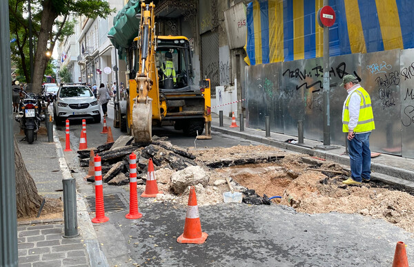 Κλειστή η οδός Μητροπόλεως στο κέντρο της Αθήνας -Έσπασε αγωγός της ΕΥΔΑΠ