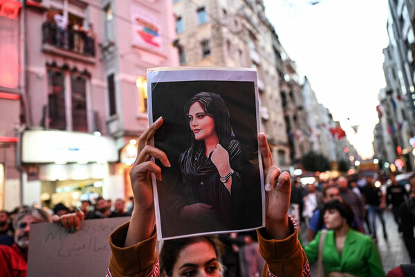38 μέρες απομόνωσης και καταδίκη σε 99 μαστιγώματα: Η ποιήτρια που το έσκασε από το Ιράν για να σωθεί