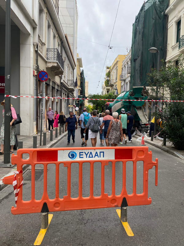Κλειστή η οδός Μητροπόλεως στο κέντρο της Αθήνας -Έσπασε αγωγός της ΕΥΔΑΠ