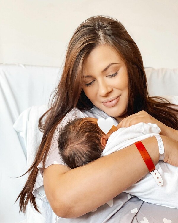 Λάουρα Νάργες: Η πρώτη φωτογραφία αγκαλιά με τον νεογέννητο γιο της