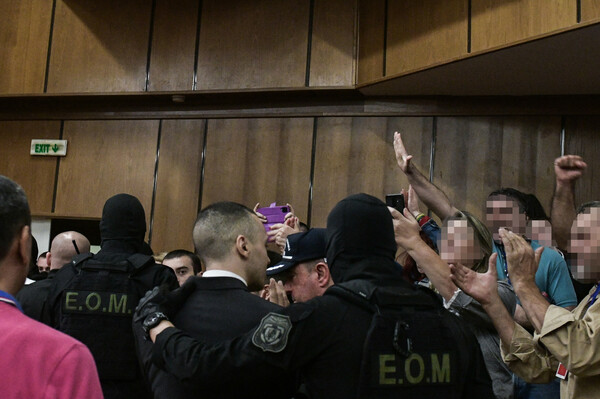Δίκη Χρυσής Αυγής: Ναζιστικοί χαιρετισμοί μέσα στην αίθουσα από οπαδούς του Κασιδιάρη