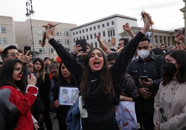 Χάος και τρόμος στο Ιράν: Αξιωματικοί απειλούν να βιάσουν διαδηλώτριες αν δε σωπάσουν