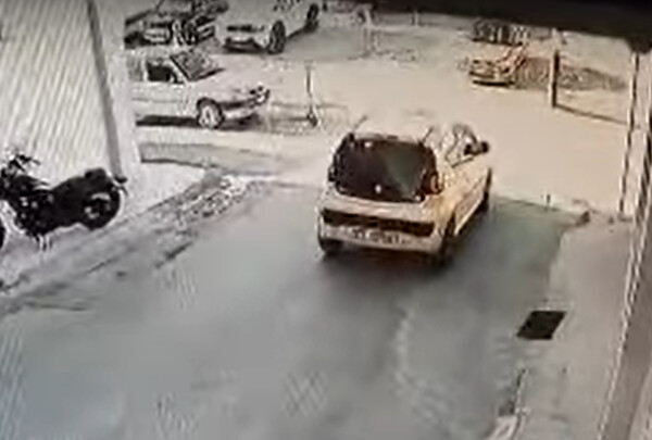 Η στιγμή που αυτοκίνητο παρασέρνει πατίνι γυναίκας στο Ηράκλειο