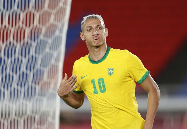 Ρατσιστική επίθεση κατά Βραζιλιάνου διεθνή ποδοσφαιριστή - Του πέταξαν μπανάνα στο γήπεδο